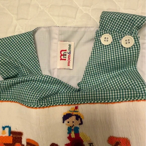 Green gingham Pinocchio smocked John - Picture 3 of 7